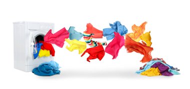 Çamaşır makinesinden çıkan renkli giysiler beyaz arka planda