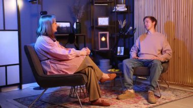 Podcast yardımcı sunucuları stüdyoda talk show kaydediyor.