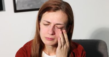 Evdeki koltukta ağlayan bir kadın, kamera hareket ediyor.