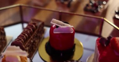 Açık büfe masasında çok farklı lezzetli tatlılar, yakın çekim.