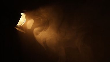 Yansıtıcı olmadan profesyonel ışıklandırma ekipmanları ve karanlık arka planda akan duman