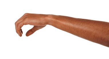 Beyaz arka planda bir şey tutan Afro-Amerikalı adam, yakın plan.