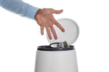Beyaz arka planda çöp kutusuna para atan adam, yakın plan