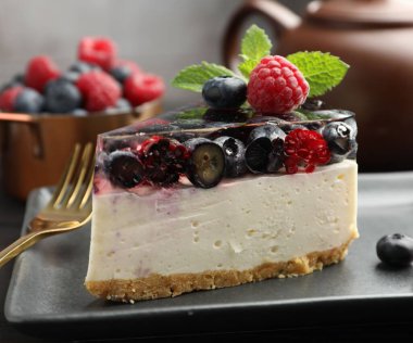 Böğürtlenli, nane ve çatallı nefis bir cheesecake.
