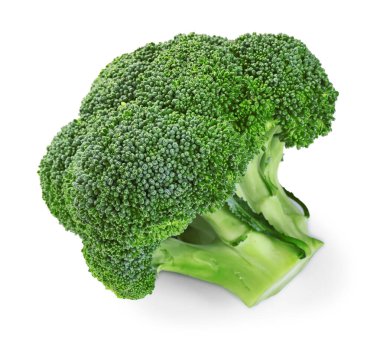 Taze çiğ yeşil brokoli beyaza izole edilmiş.