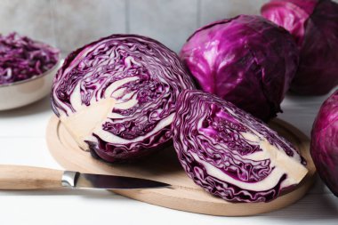 Taze kırmızı lahanalar ve beyaz ahşap masada bıçak, yakın plan.