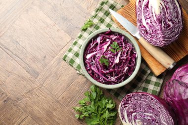 Taze kırmızı lahana, maydanoz ve tahta masa üzerinde bıçak, düz. Metin için boşluk