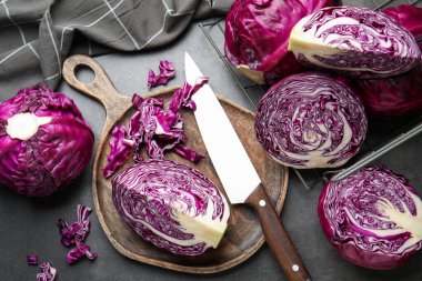 Taze kırmızı lahana ve bıçak gri masada, düz yatıyordu.