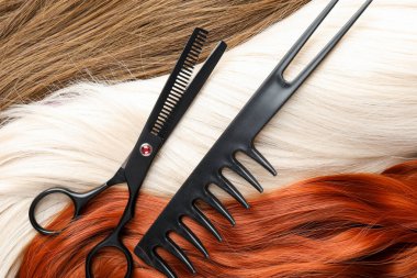 Makas ve tarak farklı renklerde güzel saçlar, üst görünüm