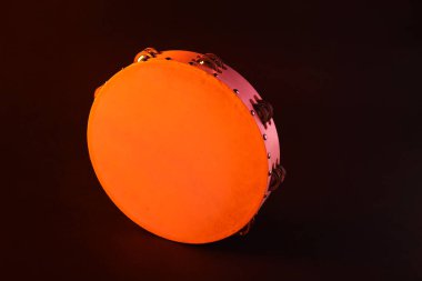 Siyah arkaplanda renkli tef ışığı