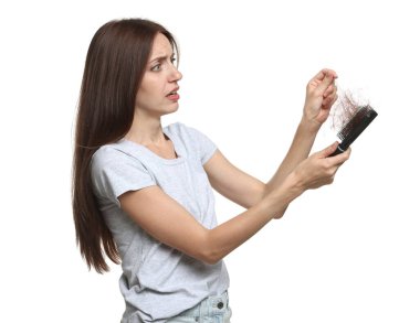 Beyaz arka planda fırçalı ve saçları dökülmüş bir kadın. Alopecia sorunu