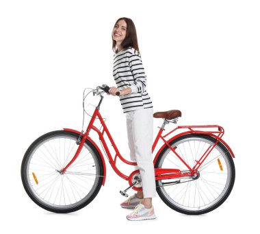 Kırmızı bisiklette beyaz arka planda poz veren gülümseyen kadın.