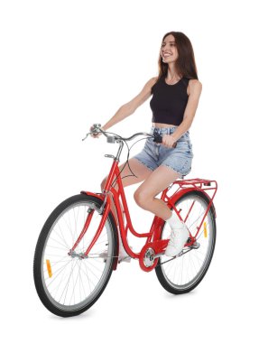 Beyaz arka planda kırmızı bisiklet süren gülümseyen kadın.