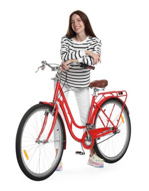 Beyaz arka planda kırmızı bisikletli gülümseyen kadın.