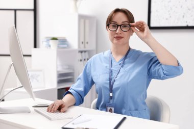 Ofiste çalışan profesyonel hemşire.