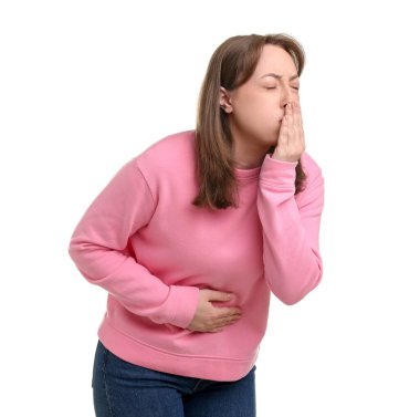 Beyaz arka planda karın ağrısı ve bulantı çeken bir kadın.