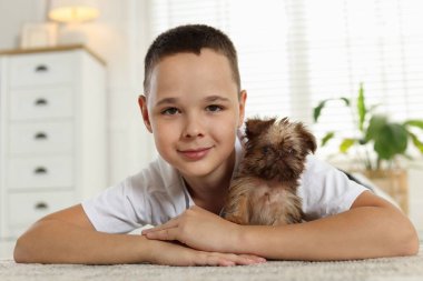 Evdeki sevimli Griffon köpekli çocuk. Evcil hayvan