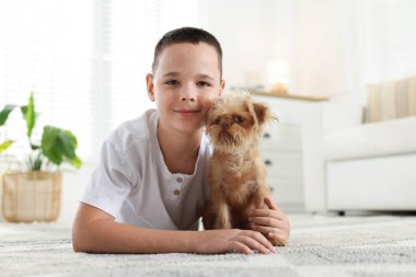 Evdeki sevimli Griffon köpekli çocuk. Evcil hayvan