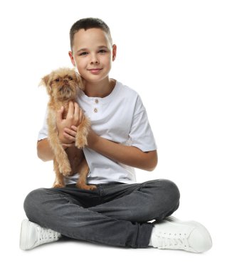 Beyaz arka planda şirin Griffon köpekli bir çocuk. Evcil hayvan