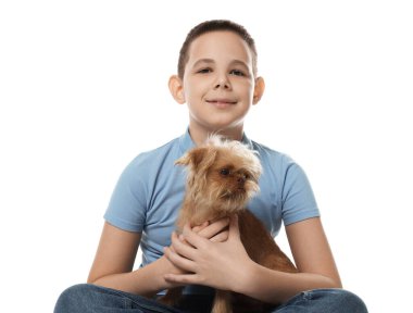 Beyaz arka planda şirin Griffon köpekli bir çocuk. Evcil hayvan