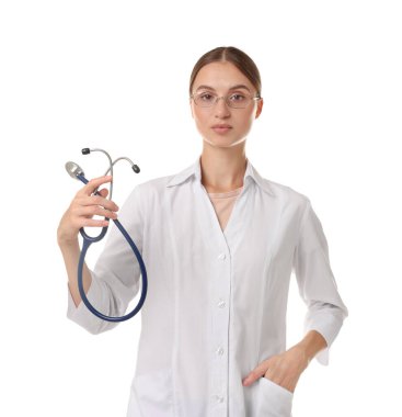 Beyaz arka planda steteskobu olan profesyonel hemşire.