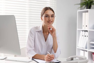 Klinikteki masada çalışan profesyonel hemşire.