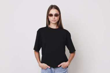 Beyaz arka planda siyah tişört giyen bir kadın. Tasarım için model