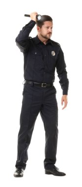 Beyaz arka planda el feneri olan üniformalı bir polis.