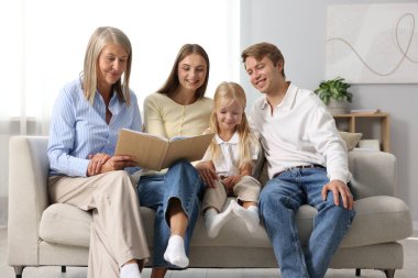 Son sınıf öğrencisi, oğlunun ailesiyle birlikte fotoğraf albümüne bakıyor.