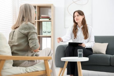 Ofiste hastayla çalışan profesyonel psikoterapist.