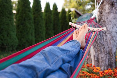 Hamakta dinlenen yaşlı kadın, yakın plan.