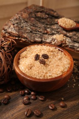 Doğal deniz tuzu ve kahve çekirdekleri ahşap masada, yakın plan.