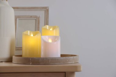 Dekoratif LED mumlar ve ahşap masa üzerindeki diğer dekorlar, yakın plan. Metin için boşluk