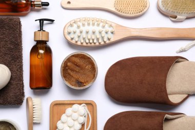 Beyaz arkaplanda temel spa malzemeleriyle düz konum