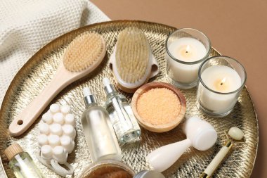 Kahverengi arka planda temel spa malzemeleri olan güzel bir kompozisyon, yakın plan.
