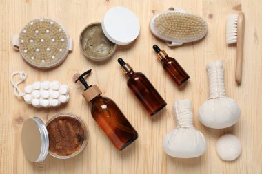 Tahta arka planda temel spa malzemeleriyle düz konum