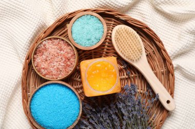 Açık kumaş üzerine spa malzemeleri ile güzel bir kompozisyon, üst manzara.