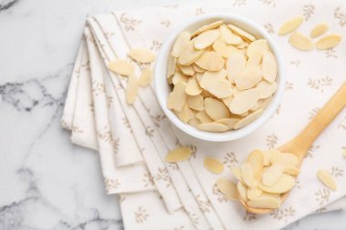 Beyaz mermer masada taze badem taneleri, üst manzara. Metin için boşluk