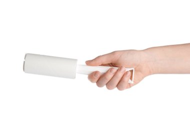 Beyaz arka planda pamuklu silindirli kadın, yakın plan.