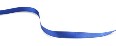 Güzel bir mavi kurdele beyaz üzerine izole edilmiş.