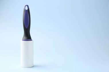 Açık mavi arkaplanda bir tiftik silindiri, metin için boşluk