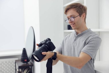 Stüdyoda kamerası olan profesyonel fotoğrafçı, mesaj için yer var.