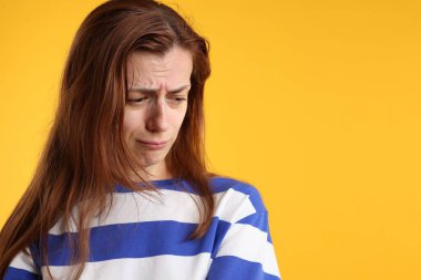 Sarı arka planda ağlayan bir kadın. Metin için boşluk