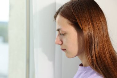 Evde ağlayan bir kadın, yakın çekim. Metin için boşluk