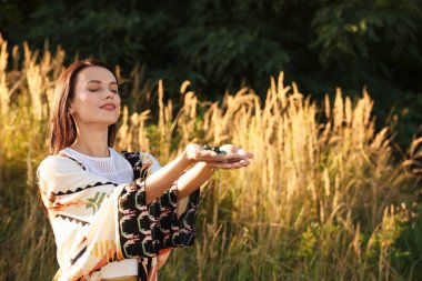 Kadın, aurasını iyileştirmek ya da yenilemek için kristallerle meditasyon yapıyor.