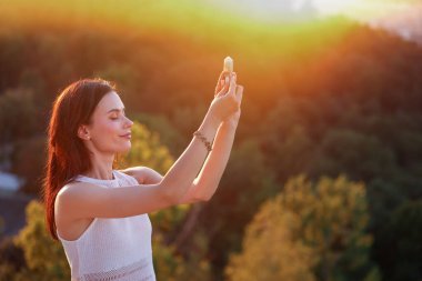Kadın aurasını iyileştirmek ya da yenilemek için kristalle meditasyon yapıyor.