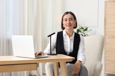 Podcast sunucusu içerideki talk show 'u kaydediyor, kamera görüntüsü