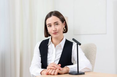 Podcast sunucusu içerideki talk show 'u kaydediyor, kamera görüntüsü