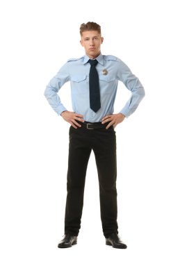 Beyaz arka planda üniformalı genç bir polis.