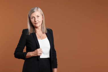 Kahverengi arka planda profesyonel psikoterapistin portresi, metin için boşluk